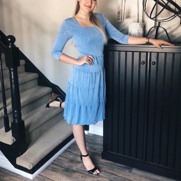 Exceptionally flattering Linda Lundstom dress - Picture 1 of 6